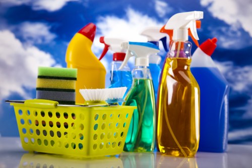 Professional move out cleaning in a W11 flat with kitchen and hallway focus